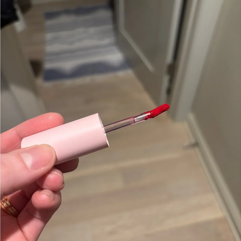 Glossier G Suit soft touch lip crème in jet